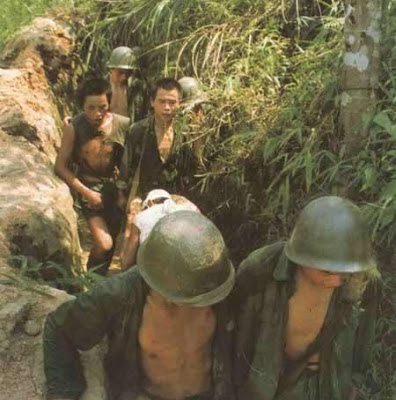 Sư đoàn 67, bắt được những thương binh Việt Nam làm tù binh, tại chiến trường Lão Sơn, ngày 6 tháng 1-1987. Ảnh: NF3.86.