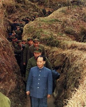Sau trận chiến ngày 6 tháng 1-1987, Hồ Diệu Bang (胡耀邦) thăm viếng, ủy lạo binh sĩ tại Lão Sơn. Ảnh: NF3.86.