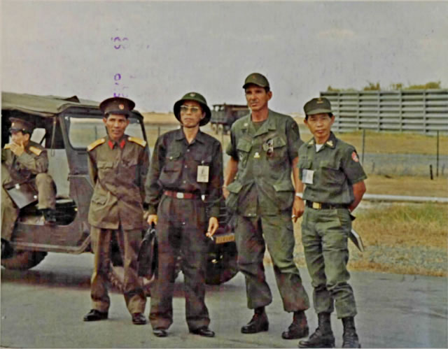 Những lúc trao trả tù binh đều có mặt đại diện của ICCS và 4 bên gồm Mỹ, VNCH, Việt Cộng miền Nam và Cộng Sản Bắc Việt (gọi là Ủy Ban Liên Hợp Quân Sự (UBLHQS) có trụ sở chính tại trại Davis nằm trong phi trường Tân Sơn Nhứt). Nguồn: tài liệu Huỳnh Tâm.