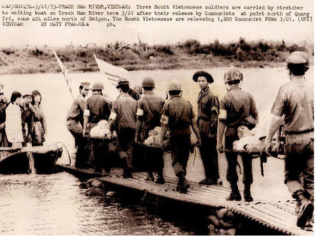 Ngày 21 tháng 3 năm 1973, tại sông Thạch Hãn, trao trả tù binh, phía chính quyền VNCH trao trả 1200 người tù binh cho phe Việt Cộng để đổi lấy 3 quân nhân. Nguồn: tài liệu Huỳnh Tâm.